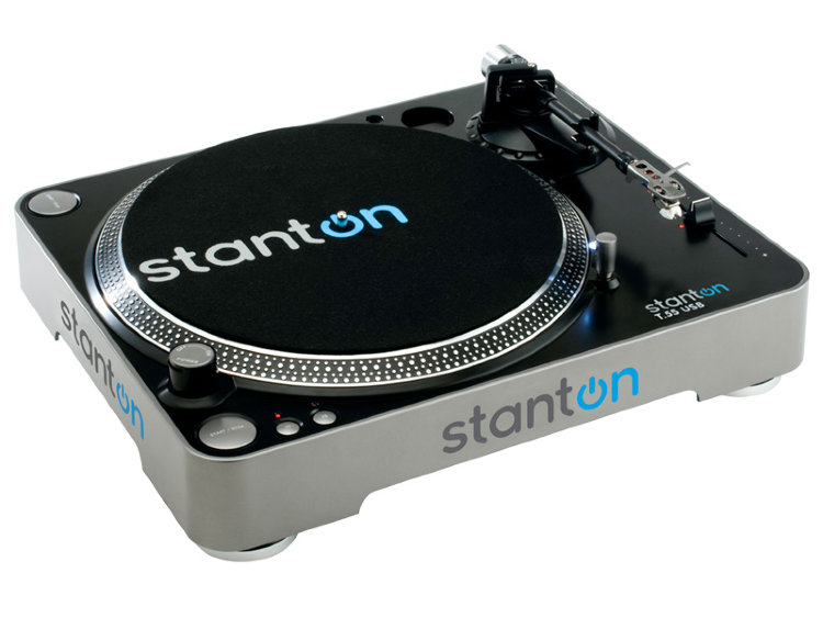 STANTON T55 USB Проигрыватель виниловых дисков с прямым тонармом, 33/45 об/мин, ременный привод, стартовый момент 1,6 кгс/см, pitch контроль +/-10%, кварцевый стабилизатор, частоты 20-20000 Гц +/-1 дБ, трековое усилие 0-4 г, USB 1.1, ЦАП/АЦ 16 бит/44, 48